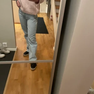 Zara Jeans - Säljer dessa fina Jeansen från Zara. Helt vanlig blå färg och raka i benen. Dom går över skon för mig som är 175, och sitter fint. Tyvärr blivit lite tajta på mig🙈 köptes förra sommarn💕