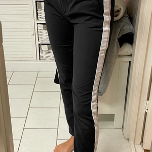 Fräscha Svarta Kostymbyxor - Två kostymbyxor i fint skick!! Den första är från Zara i strlk XS. Den andra är från Mango i strlk 32. 100kr styck eller 185 för båda!!! Båda är supersköna🥰