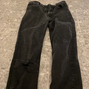 Jeans  - Från Zara Smutsgrå i färgen, bra passform o bra kvalle, hål på ena knät🪁