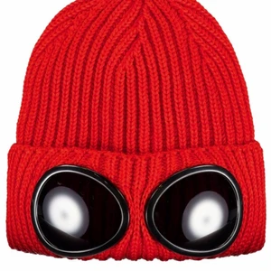 Röd cp company mössa - Knappt använd så i nyskick, säljes pga tyckte ej om hur den såg ut på mig. Nypris 1400kr men denna färgen går ej att köpa längre. LÄGG BUD 😚😚