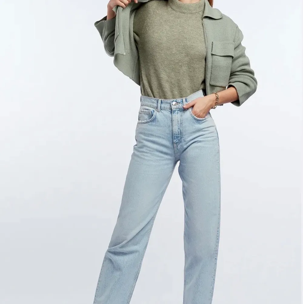 Jeans från Gina tricot. Köpa för 600kr och knappt använda då dom är lite stora så är som i nyskick.. Jeans & Byxor.