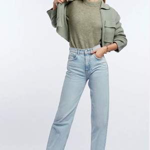 Jeans från Gina tricot. Köpa för 600kr och knappt använda då dom är lite stora så är som i nyskick.