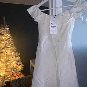 Zara - Klänning från zara som aldrig använts. Hade tänkt ha på studenten men passade ej🥰 Har knytning i ryggen så man kan spänna till extra i midjan