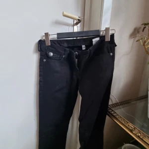Svarta jeans!  - Svarta jeans med detaljer. 