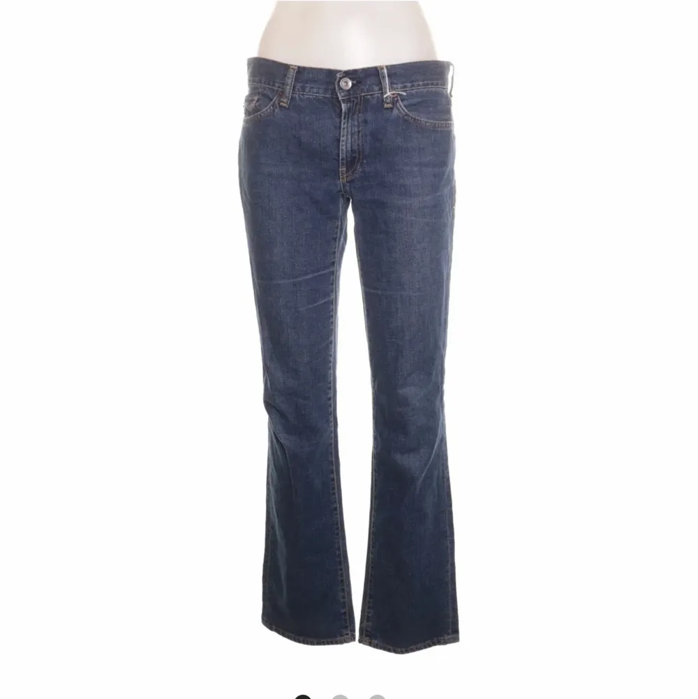 Feta lågmidjadje jeans från Marlboro classics🚬 köpta på sellpy för nån månad sen men tyvärr för små så får sälja vidare🥲💋❤️‍🩹 de har ett litet slitet hål på ena benet men märks knappt😚💋. Jeans & Byxor.