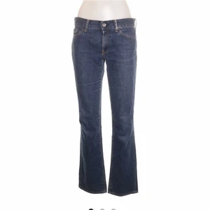 Lågmidjade jeans - Feta lågmidjadje jeans från Marlboro classics🚬 köpta på sellpy för nån månad sen men tyvärr för små så får sälja vidare🥲💋❤️‍🩹 de har ett litet slitet hål på ena benet men märks knappt😚💋