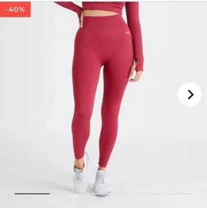 Röd/Rosa tights från Aybl ❤️ - Svin snygga o sköna men beställde hem fel stolek. Dem är enbart testade o alla lappar finns kvar❤️ Köpte för 420kr säljer för 260kr + frakt (spårbart)❤️ Är i stolek S❤️