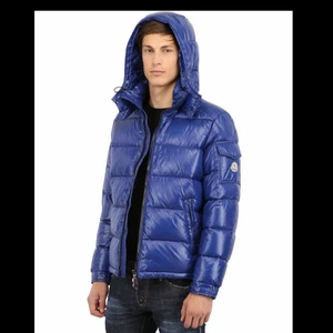 SÖKER BLÅ MONCLER - SÖKER!!! En blå liknande moncler jacka!!🤩 storlek: xs,s elr M