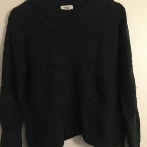 En mörkgrön stickad tröja i storlek xs, säljer då den är för liten och inte riktigt kommer till användning, säljer för 100 inklusive frakt 📦 DEN TVÄTTAS INNAN KÖP!!