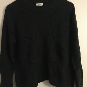 Mörk grön stickad tröja 😉😎🤙👋💚😇 - En mörkgrön stickad tröja i storlek xs, säljer då den är för liten och inte riktigt kommer till användning, säljer för 100 inklusive frakt 📦 DEN TVÄTTAS INNAN KÖP!!