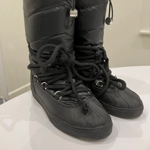 Inuikii - Ett par långa svarta inuikii skor som är använda sparsamt en vinter - inte är så slitna. Nypris 3500.