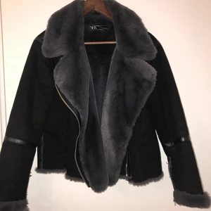 ZARA vinterjacka - Säljer min varma & supersnygga vinterjacka från Zara, köpt 2019 så den tillverkas inte längre. Jättego, varm och mjuk. I supergott skick trots den vart med mig så länge! faux fur. Nypris: 1 195.  pris är exkl. spårbar frakt 