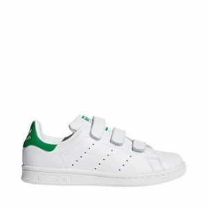 Adidas skor - Säljer dessa sparsamt använda Stan Smith med kardborreband då de tyvärr inte riktigt passar:( Sjukt snygga och trendiga och i toppenskick!!! Hör av er vid frågor! (vid flera intresserade så blir det budgivning)💘