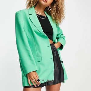 Klargrön oversized kavaj - Klargrön kavaj oversized. Använd ett fåtal gånger. Strlk 38. Asos design slutsåld, inköpt för 689kr