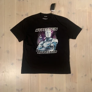 Ny hypestein x autosnkr Weekday T-shirt - En helt ny hypestein x autosnkr tröja som är tryckt på en oversized weekday T-shirt! Endast 40 gjorda var en utgåva om man var top 40 i kön för deras butiköppning!, skick 10/10 helt ny med tags, storlek L sitter boxy!