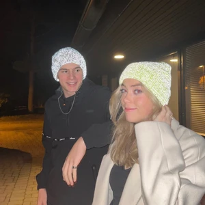 Reflex mössor - Vi är ett UF företag som säljer reflexmössor i färgerna svart, blå, grå och gul. De är väldigt sköna och super snygga. I vanligt ljus ser den ut som en vanlig mössa och när en bil eller blixt  kommer på lyser den. Perfekta julklappen!