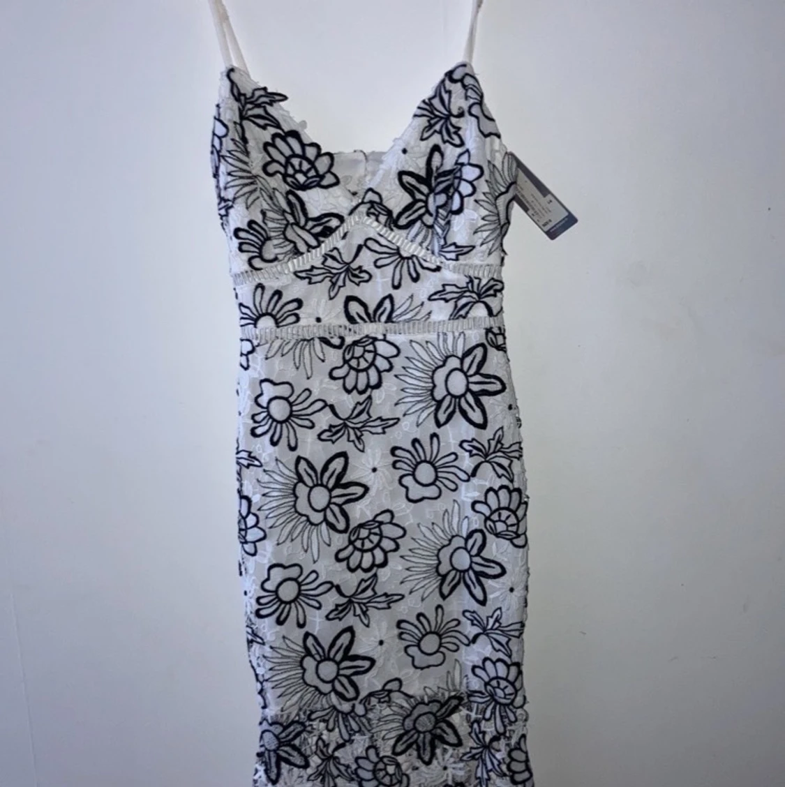 Svart vit blommig klänning oanvänd