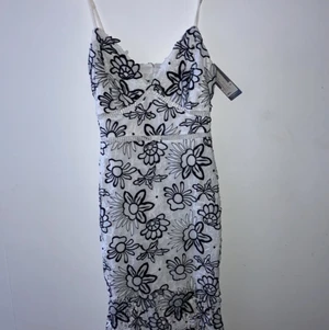 Svart vit blommig klänning oanvänd  - Klänning i svart och vitt med blommigt mönster. Oanvänd. Storlek 36. 