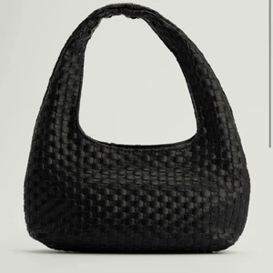 VÄSKA SVART - slutsåld väska från NA-KD, oanvänd, PM för mer bilder