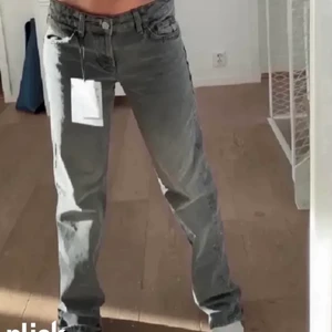 Zara jeans  - säljer mina populära zara jeans som tyvär inte kommer till andvändning längre💖väl andvända så det är vissa slitningar som till exempel längst ner där jag har trampat på dom, men inte så stort att man lägger märke till det❤️inte mina bilder 