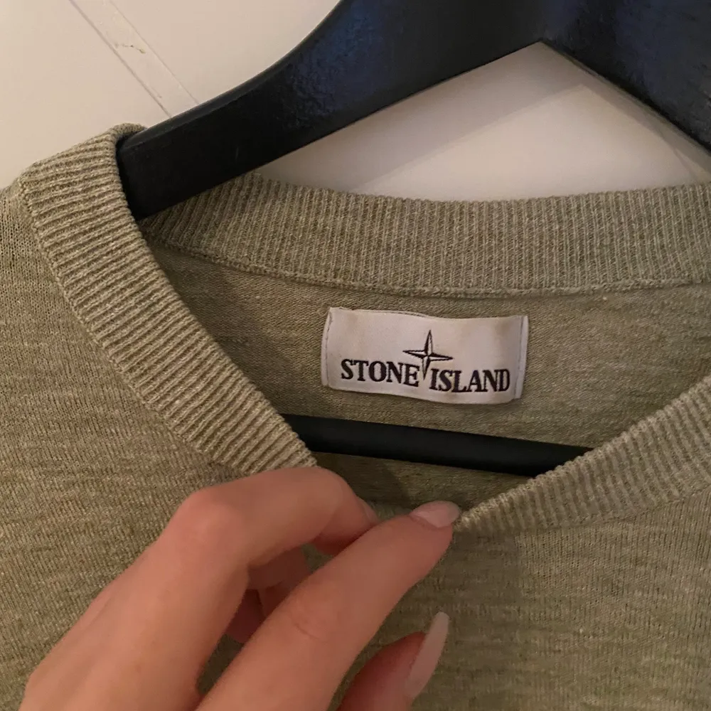 Fin grön Stone Island tröja i fint skick. Storlek large men funkar även som en medium. Avtagbart märke på armen. . Tröjor & Koftor.