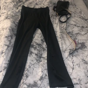 finns i eskilstuna  - nya Mjukisbyxor  aldrig Använt för dom är för stora för mig vill bli av med do storlek S