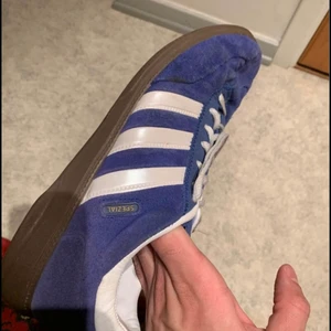 Adidas blå sneakers  - I skick som ny. 