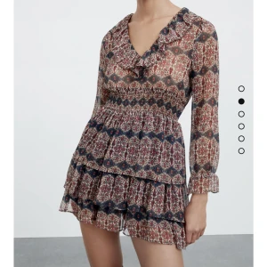 Klänning - Säljer min supersnygga klänning från zara, använt den endast två gånger så den är som ny, mycket fint skick! 💓 💫 (första bilden är min egen!)