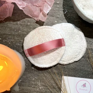 Återanvändbara pads🌸 - Vi driver i år vårt uf företag WashPads UF💕 Vi tillverkar återanvändbara pads gjorda i handdukmaterial. Tanken bakom är att ta fram en produkt som både gynnar din ekonomi och planeten☺️ Padsen är användbara för att tvätta bort smink och rengöring av ansikte, då handdukmaterialet ger en bra ”skrubbeffekt”🌸 Förpackningarna säljs i 8-pack för 110 kr.