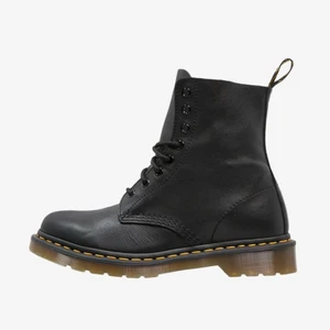 Dr. Martens  - Säljer denna Dr. Martens skor I modellen 1460 PASCAL. Köpte förra året och änvand fåtal gång, men i super bra skick. Nypris ca.2300 och säljer för 1100 inkl. Frakt. Säljer eftersom jag inte använder dem så mycket nu. Skriv för mer bild eller frågor. Kan mötas upp i Stockholm eller skicka den.