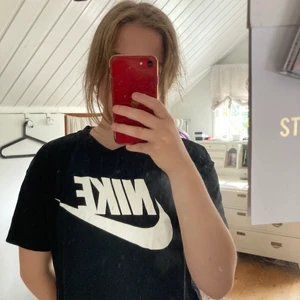 Nike - En svart Nike tröja som är croppad i storlek S oanvänd