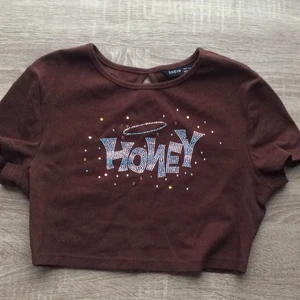 SHEIN topp strl S - Jätte fin topp från SHEIN köpt för 70 kr säljer för 50 kr helt ny och jätte fin med ett par low waisted jeans. Eller hög midjat. Frakten ingår i dom 50 kr och inga skador eller något på tröjan❤️