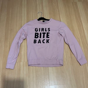 Tunn sweatshirt med tryck - En ljusrosa och tunn sweatshirt med svart tryck. 