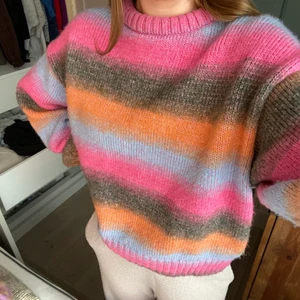 Stickad tröja  - Såå fin stickad tröja från BIKBOK, köpte här på plick men använde inte så mycket som jag trodde💕💕 Jätteskönt material och tror den är slutsåld på hemsidan💕 Storlek L men sitter bra på mig som vanligtvis är en S🥰