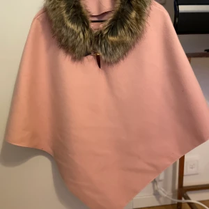 Poncho - Aldrig använd , fin poncho 
