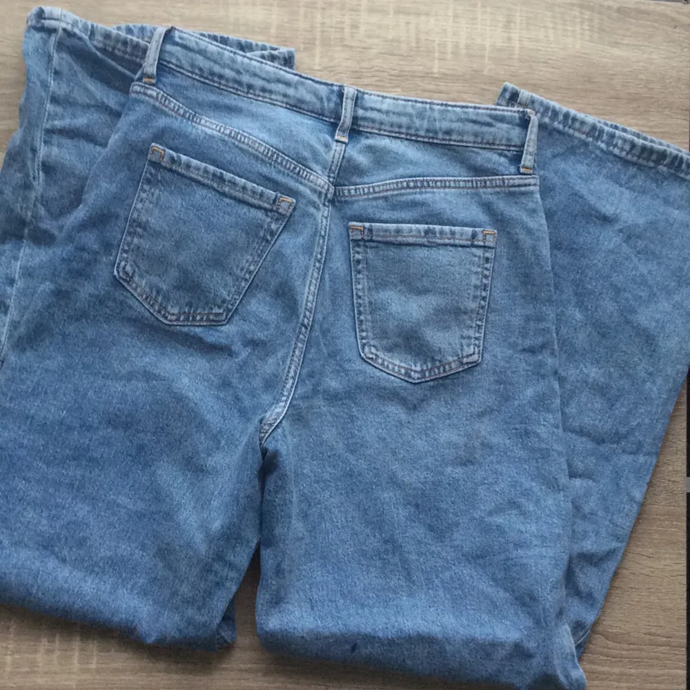 Jätte fina jeans från Gina tricot använda 2 gånger, inga skador eller missfärgningar, dom ser bara skrynklig ut för jag har lagt dom i min garderob lite kaos men innan jag fraktar till dig så kan jag stryka dom❤️ frakt står du för, och dom är i strl 168 skulle passa lite längre personer och lite kortare också och dom är högmidjade. Dom är köpta för 500kr men säljer för 420❤️ och dom ligger bra över skor❤️. Jeans & Byxor.