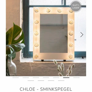 Chloe-Sminkspegel  - säljer denna fina sminkspegel eftersom den inte kommer till användning, den är i bra skick men det är lite färg som lossnat ”syns på bilderna”. nypris 2499kr