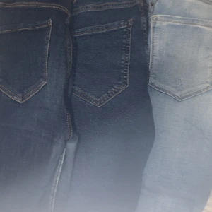 Jeans - Säljer mina jeans som inte kommit till så stor användning. Säljer alla tre för 500. Två av de är lågmidjade och en är högmidjad. Fick två av de i present och de har typ bara vart i garderoben från dess. Skriv för fler bilder. Priset är inte spikat, kan nog sänka rätt så mycket!
