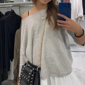 Soft goat - En äkta soft goat i ganska bra skick. Har två små hål i armen och vid axeln. Annars i jätte bra skick. Har inte kommit till användning, därför säljer jag den❤️ säljer den för 500kr buda även mera❤️