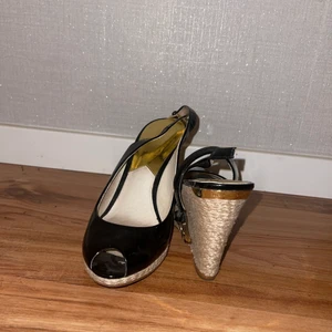 Micheal kors klackar - Säljer dessa klackar från Michael Kors. Fick dem i present från USA, fint skick på dem. Storlek: 36. Pris kan diskuteras. För mer information kontakta mig gärna😊