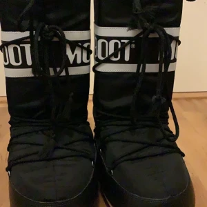 Moon Boots - Säljer mina as snygg moon boots för att dom inte kommer t användning och har använt dom några fåtal gånger så dom är i bra skick💗köpte för 1500 och säljer nu för 900💗