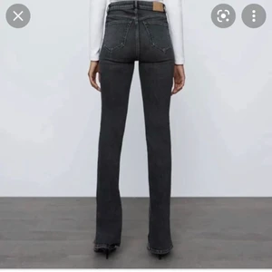 Jeans med slits  - Säljer exakt samma jeans i mörkblå, supersköna och stratchiga. Jag är 171 och de går ner hela vägen 💕