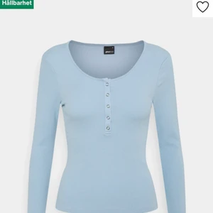 Blå knapp tröja - Jag säljer detta plag eftersom jag inte använder det så mycket längre, den är använd Max 10 gånger kanske och har en liten fläck ovanpå knappen högst upp men den funkar bra ändå❤️❤️ kom privat för mer bilder 💞 (köpare står för frakt)