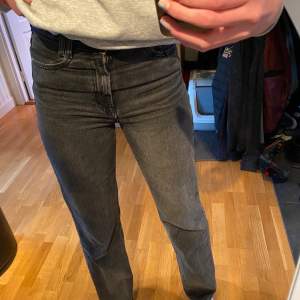 Super fina gråa jeans från Zara!! köpta för ca 1 år sedan men i fint skick. Ca 86cm innerbens längd 