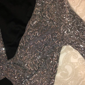 glittrig tröja! - säljer denna fina glittriga tröja från zara! endast provad! lite cropad och jätteglittrig!! passar någon som bär s-m då jag själv har runt s men passar även någon xs! dragkedja i sidan! frakt ingår ej, kram💖