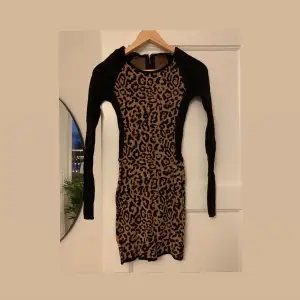 Klänning från GUESS i storlek XS med leopardmönster. Sitter väldigt snyggt på! Säljer för 150kr❣️
