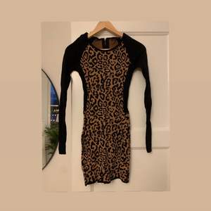 Klänning från GUESS i storlek XS med leopardmönster. Sitter väldigt snyggt på! Säljer för 150kr❣️