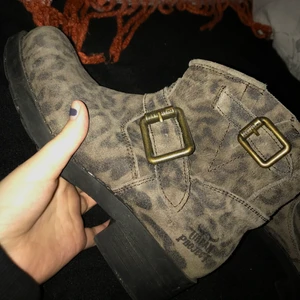 Urban project boots - Köptes förra året, använda fåtal ggr då det inte alls är min stil egentligen. Nypris 1300
