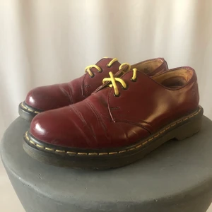 Dr Martens 1461 Oxblood stl 38 (US 6) - Låga Dr Martens modell 1461 i stl 38 (US 6). Oxblodsröda. Använda men i gott skick (se bilder). Nypris 1599kr. 