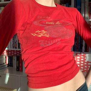 Baby-tee topp - En supergullig ”långärmad” topp i barnstorlek med asnice print! Passar xs💕 Köparen står för frakt! Högsta bud 110, budgivning avslutas tis kl 20!